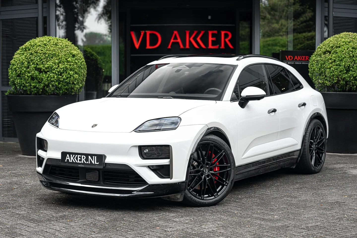 Porsche Macan (2025) — foto 1