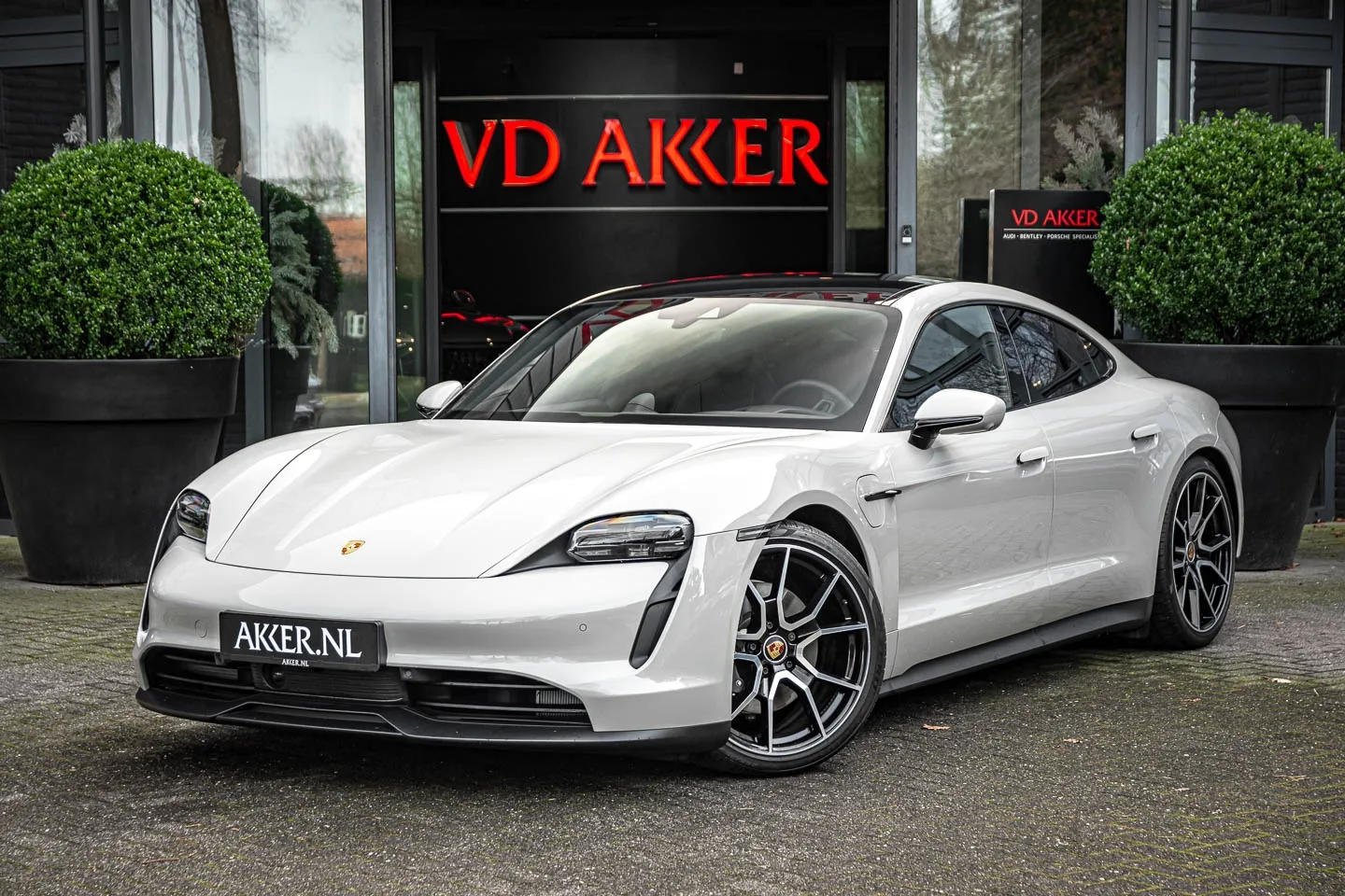 Porsche Taycan (2023) — foto 1