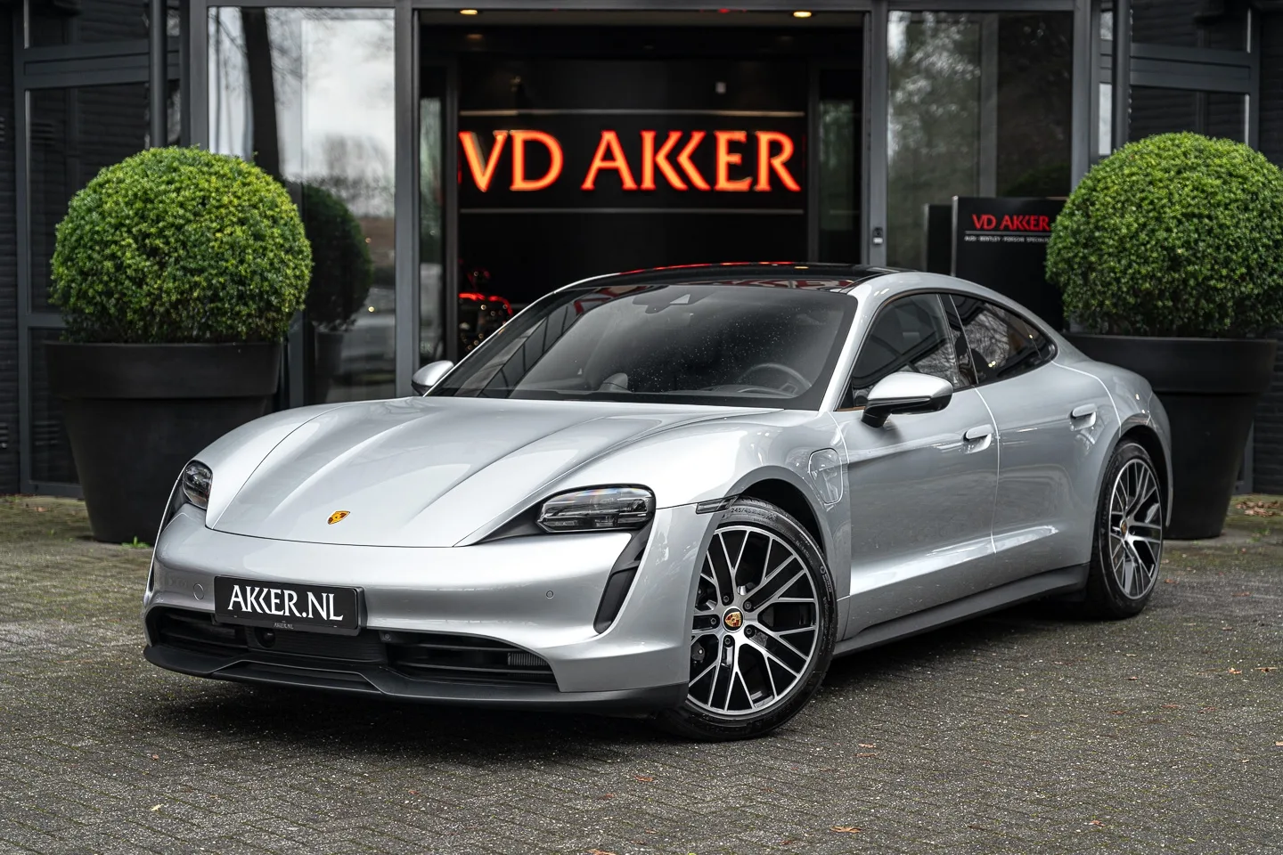 Porsche Taycan (2023) — foto 1