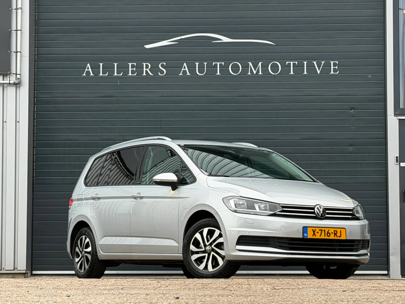 Volkswagen Touran (2023) — foto 1