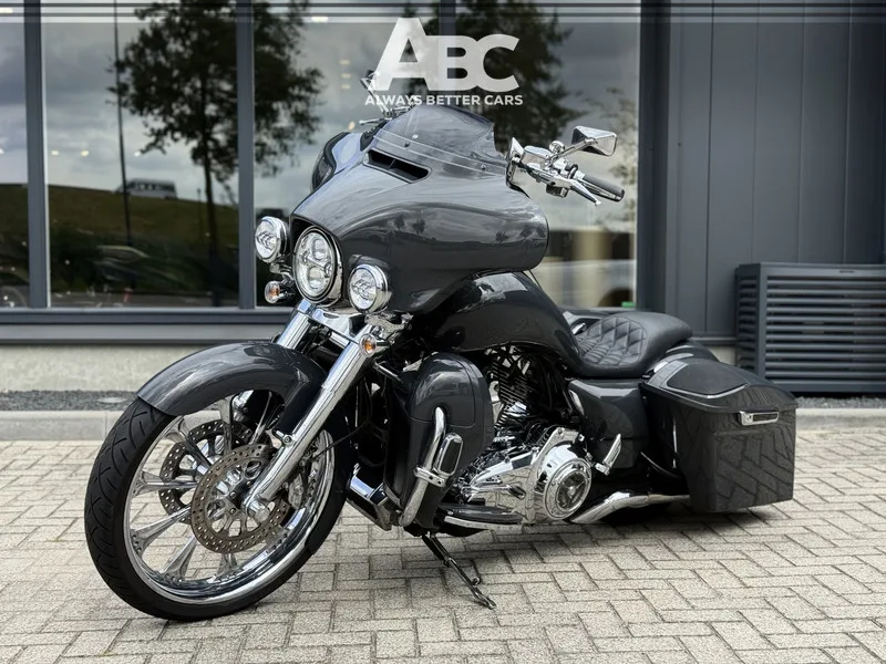 Harley-Davidson Street Glide (2014) — foto 1