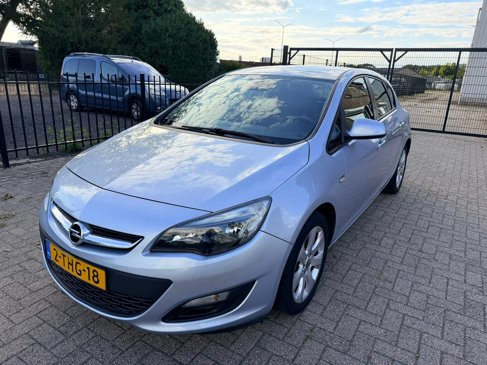 Opel Astra (2014) — foto 1