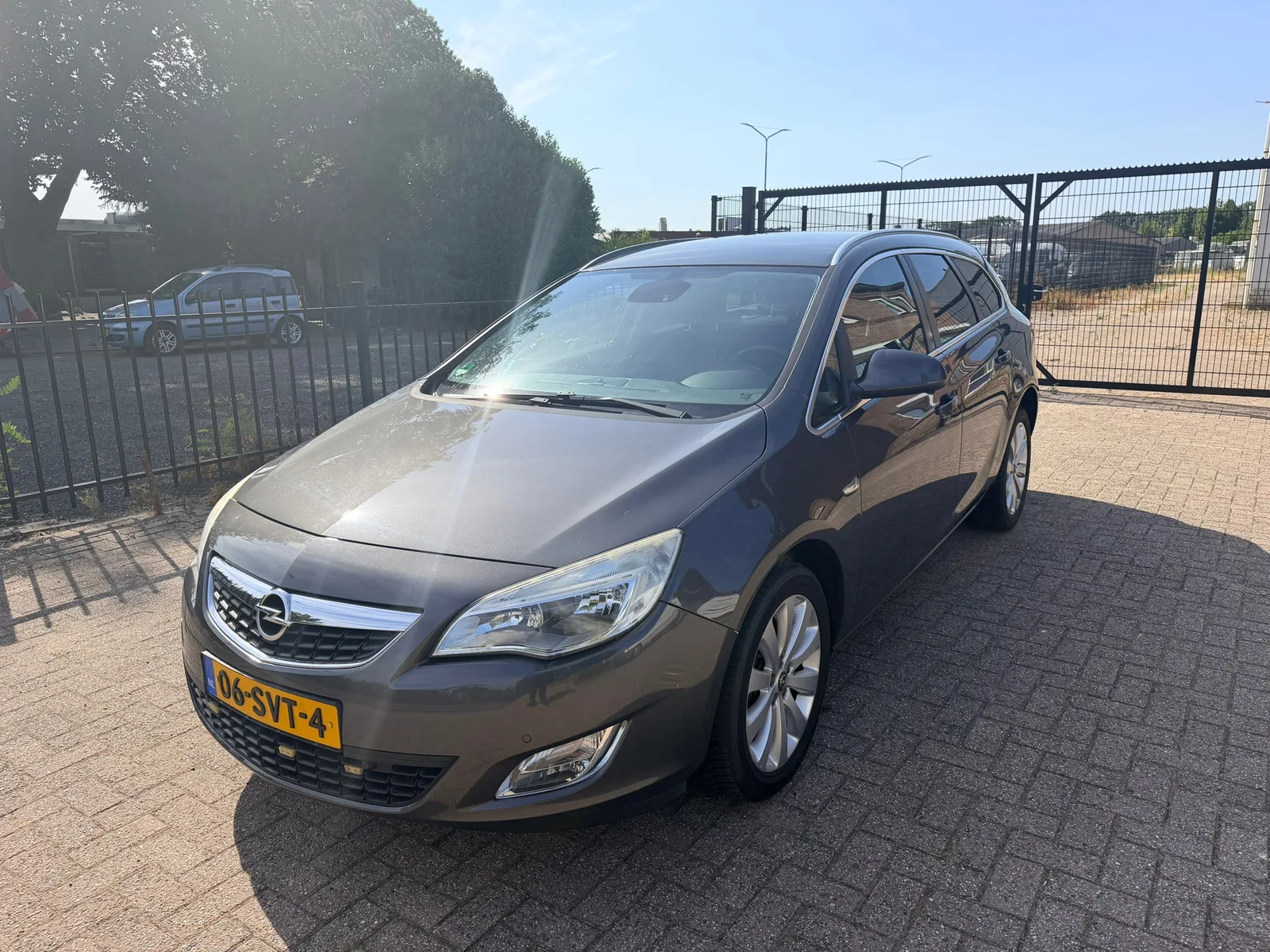 Opel Astra Sports Tourer (2011) — foto 1