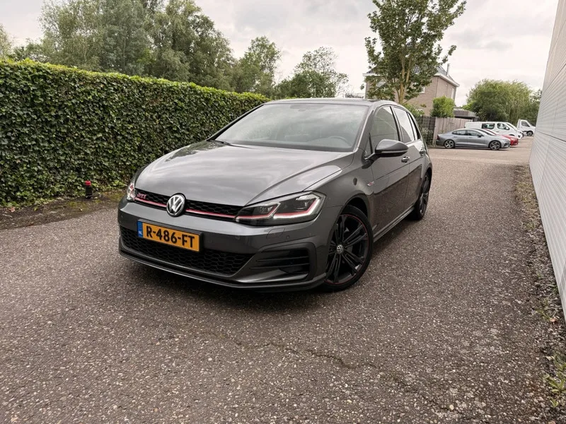 Volkswagen Golf (2020) — foto 1