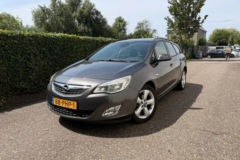 Opel Astra (2011)