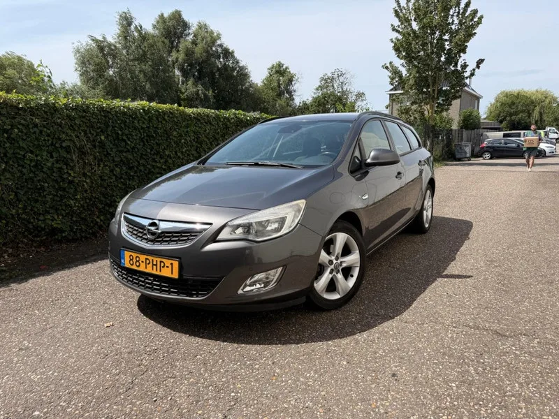 Opel Astra (2011) — foto 1