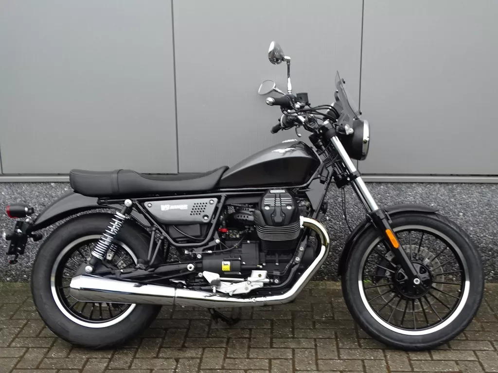 Moto Guzzi V9 Roamer (2019) — foto 1