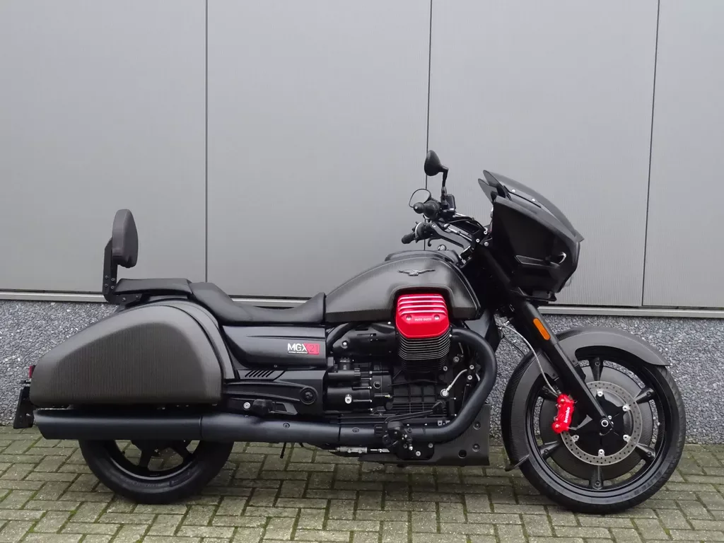 Moto Guzzi MGX 21 Flying Fortress (2017) — foto 1