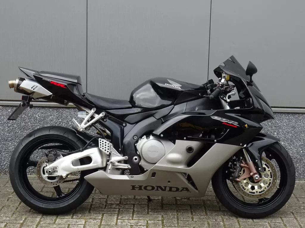 Honda CBR 1000 RR Fireblade (2004) — foto 1