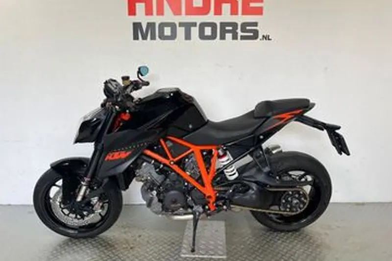 KTM 1290 SuperDuke R (2015)