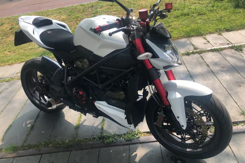 Foto van Ducati Streetfighter 1098 mat wit