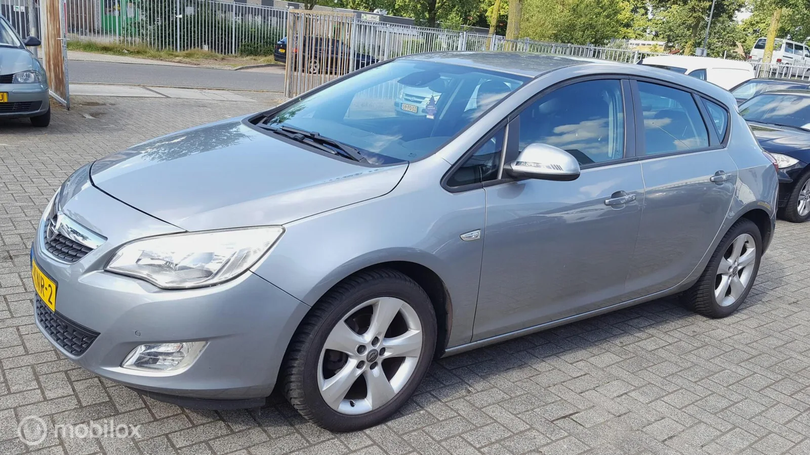Opel Astra (2010) — foto 1