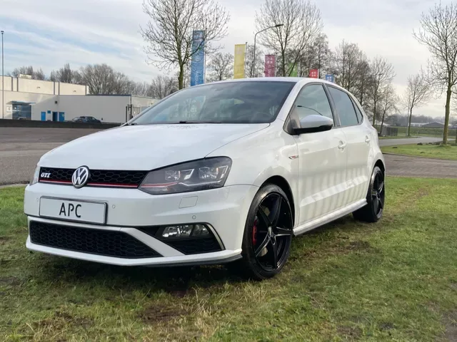 Volkswagen Polo (2015) — foto 1