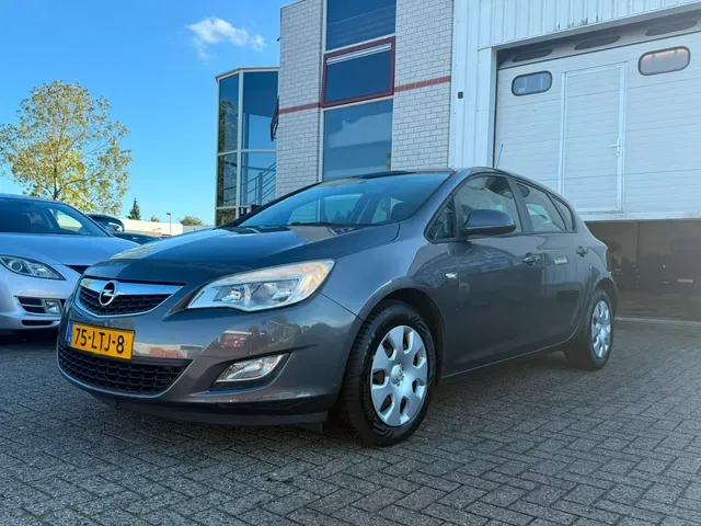 Opel Astra (2010) — foto 1