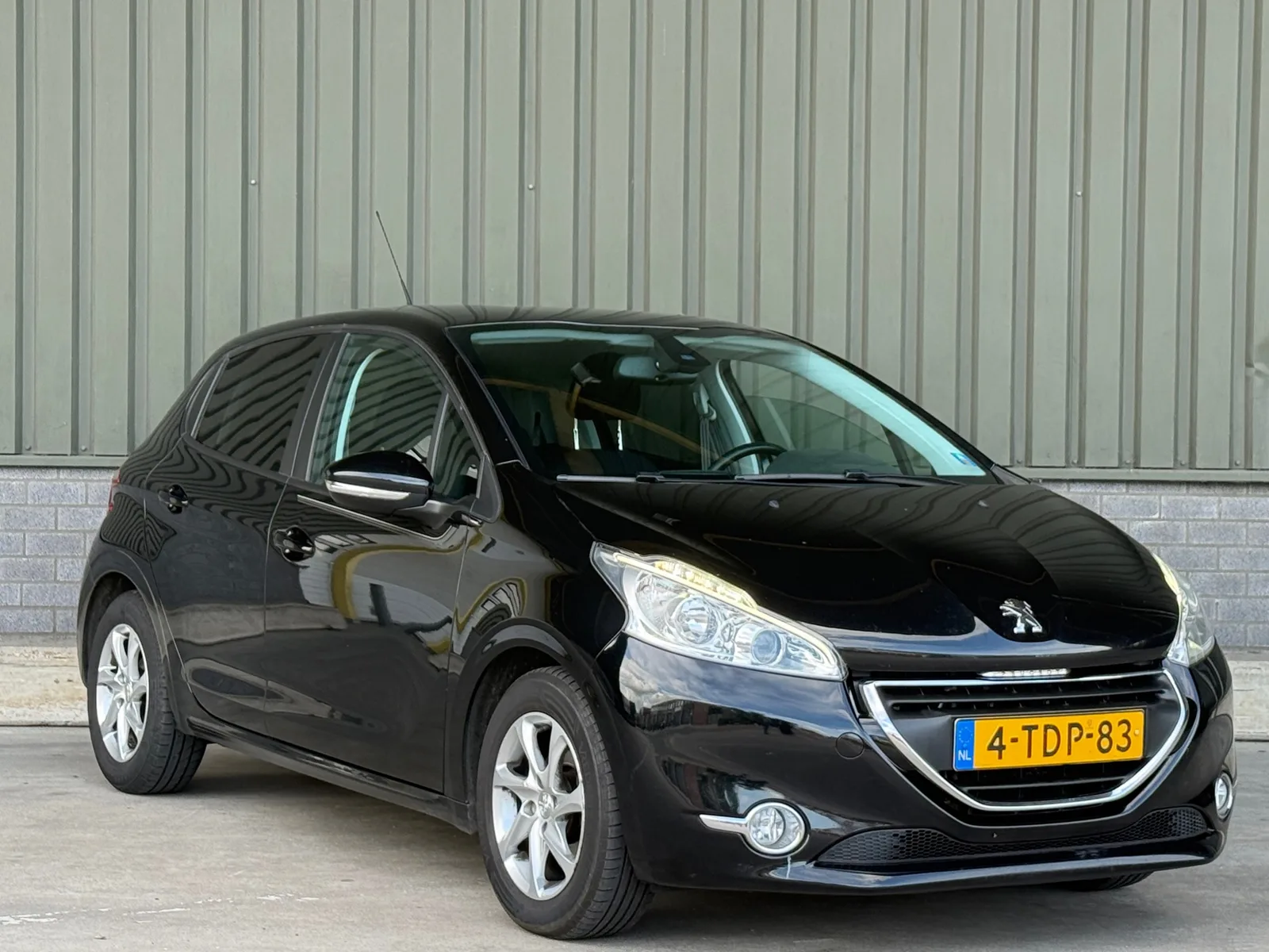 Peugeot 208 (2014) — foto 1