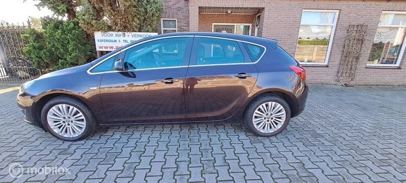 Opel Astra (2013) — foto 1