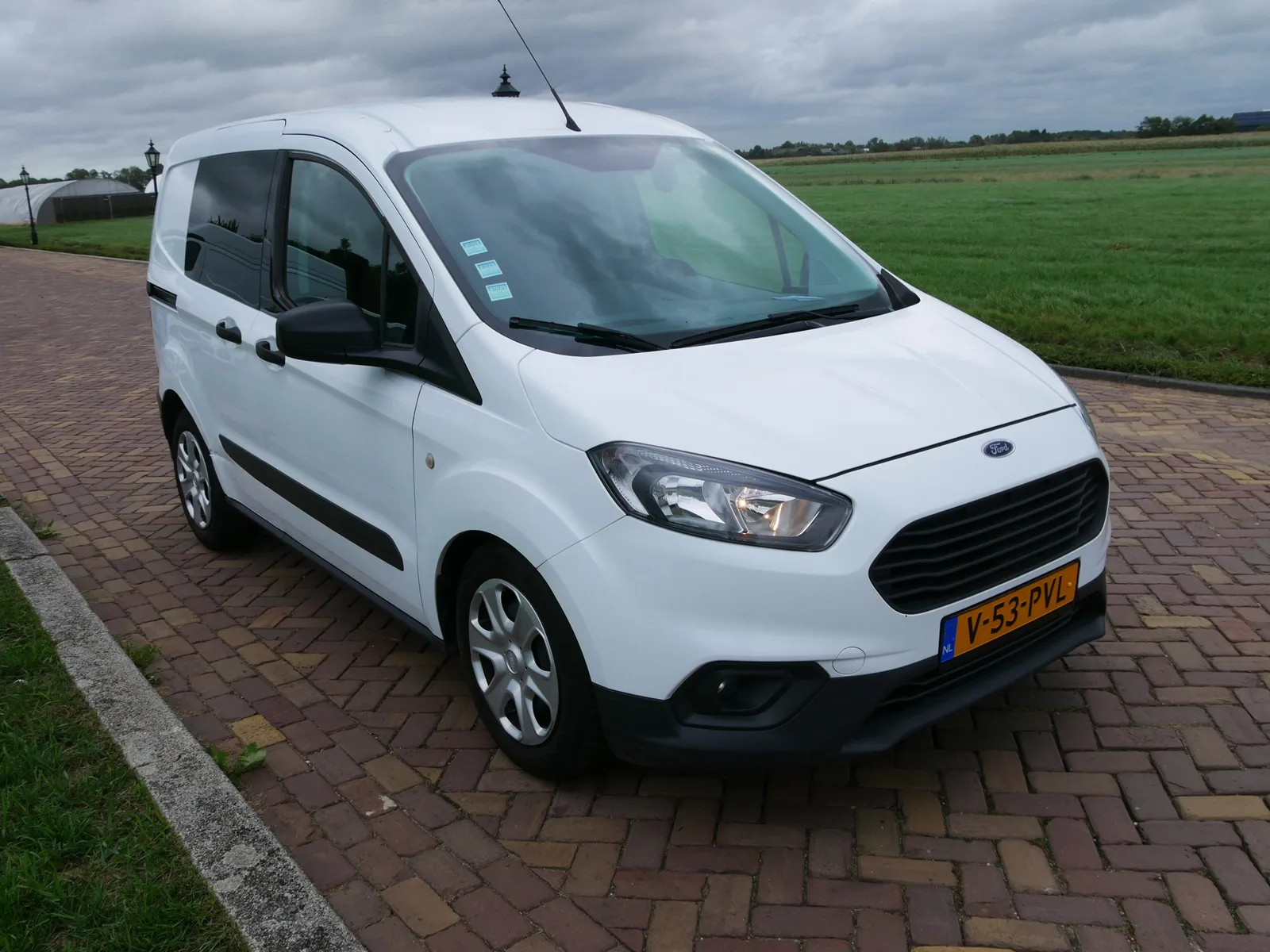 Ford Transit Courier (2022) — foto 1
