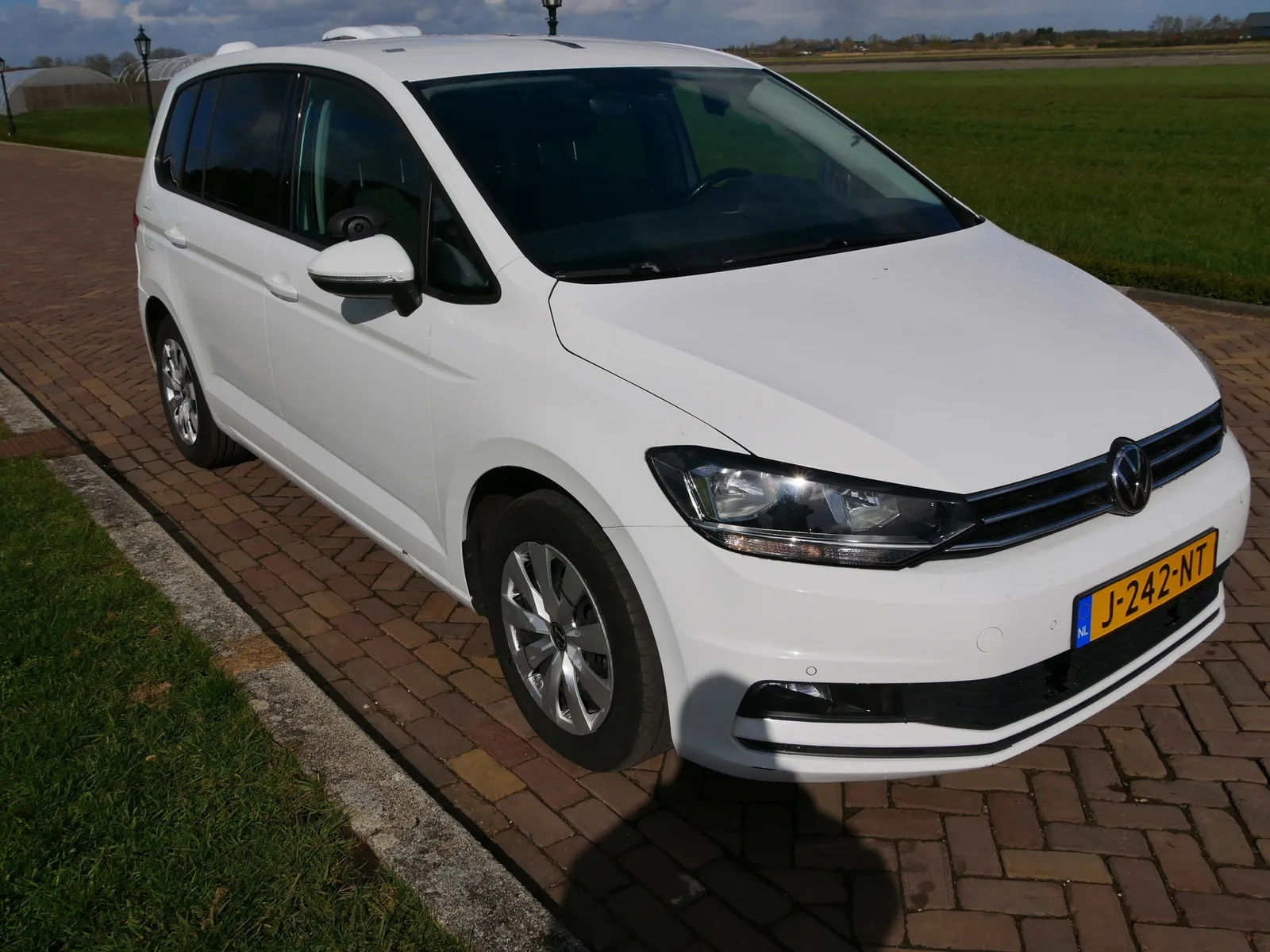 Volkswagen Touran (2021) — foto 1