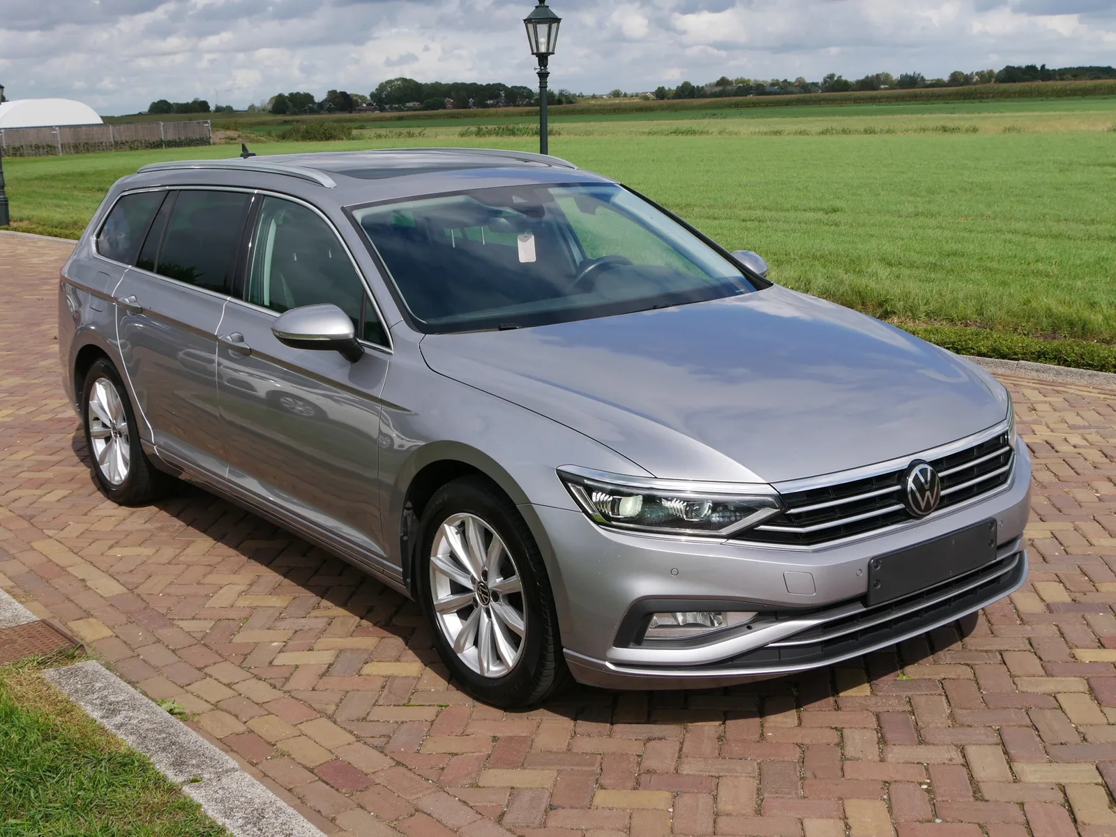Volkswagen Passat (2023) — foto 1