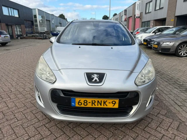 Peugeot 308 (2011) — foto 1