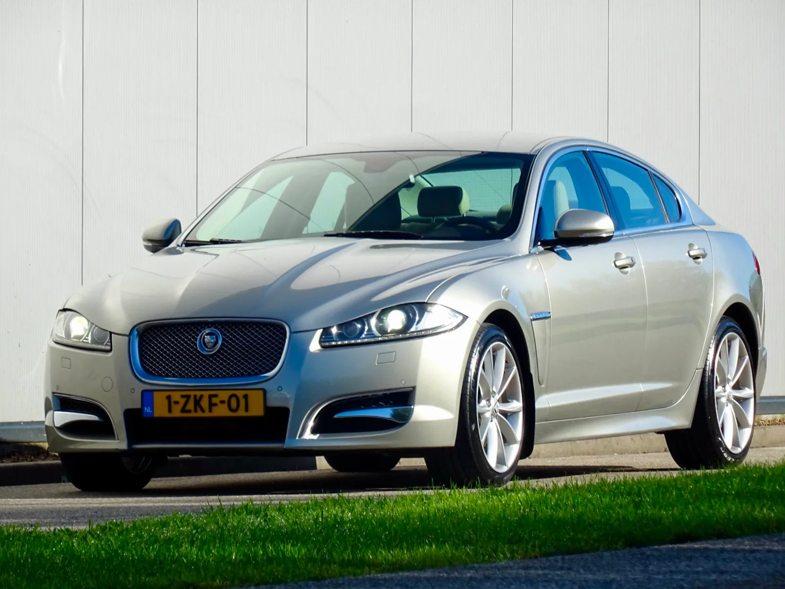 Jaguar XF (2012) — foto 1