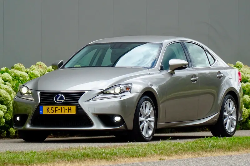 Lexus IS (2016)