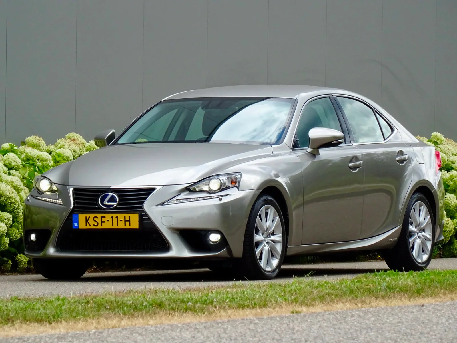 Lexus IS (2016) — foto 1
