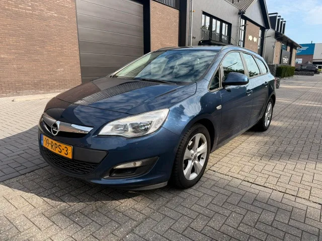 Opel Astra Sports Tourer (2011) — foto 1