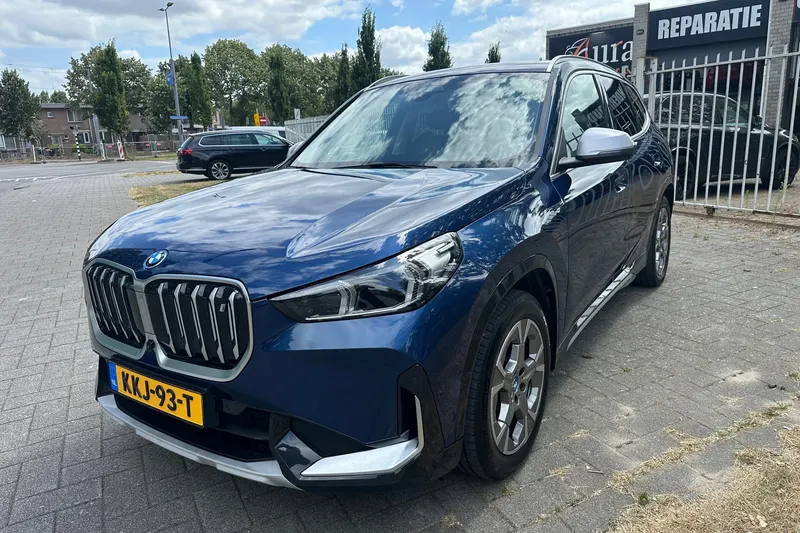 BMW iX1 (2023)