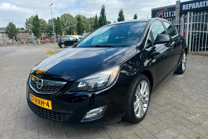 Opel Astra (2011)