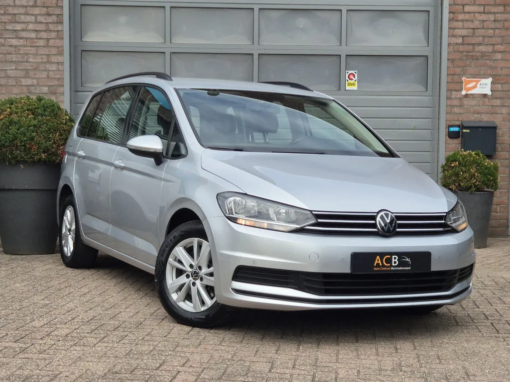 Volkswagen Touran (2021) — foto 1