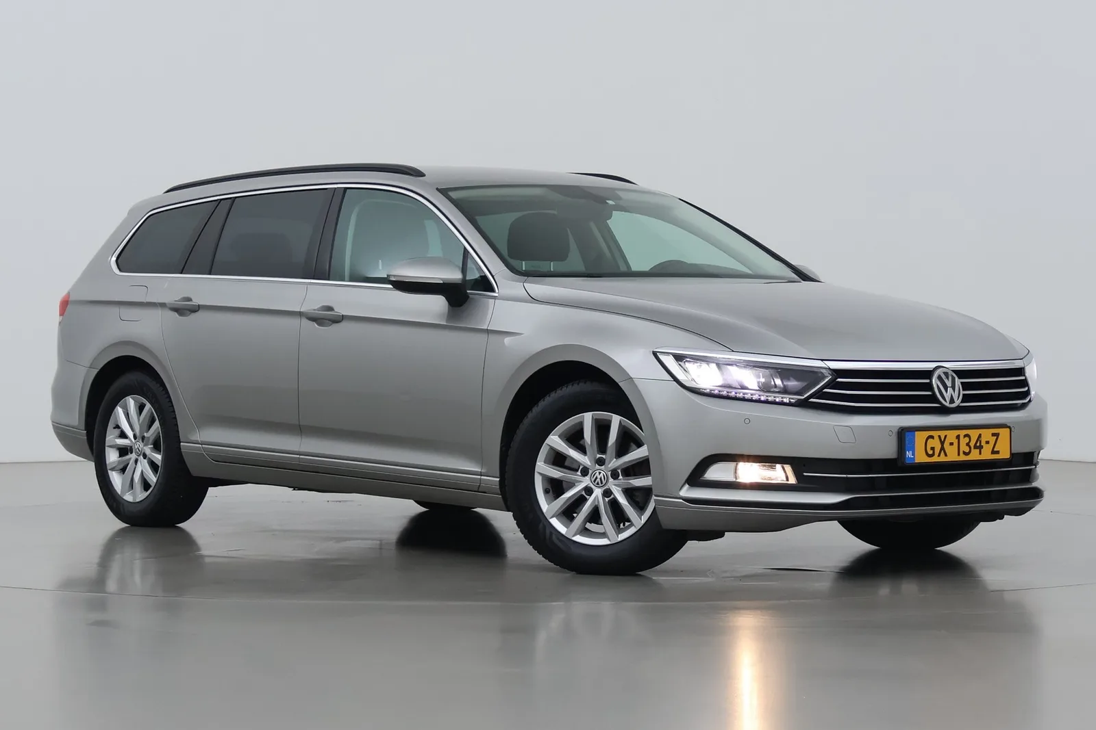Volkswagen Passat (2015) — foto 1