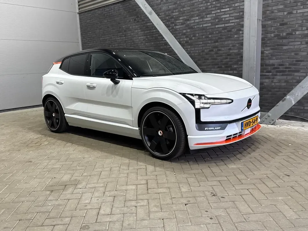 Volvo EX30 (2025) — foto 1