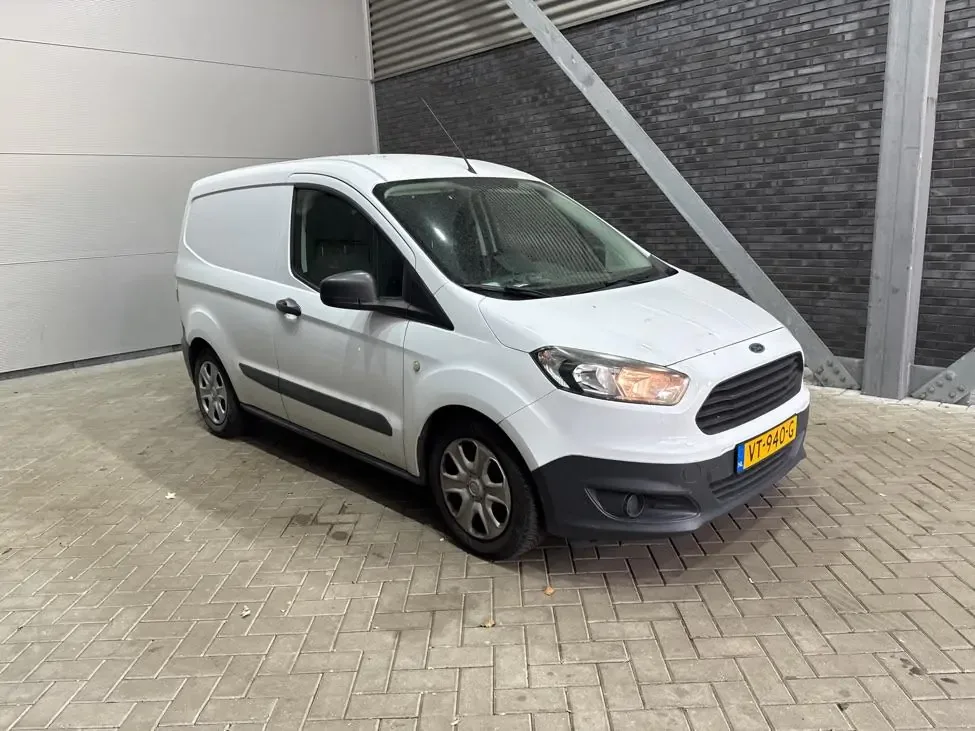 Ford Transit Courier (2016) — foto 1