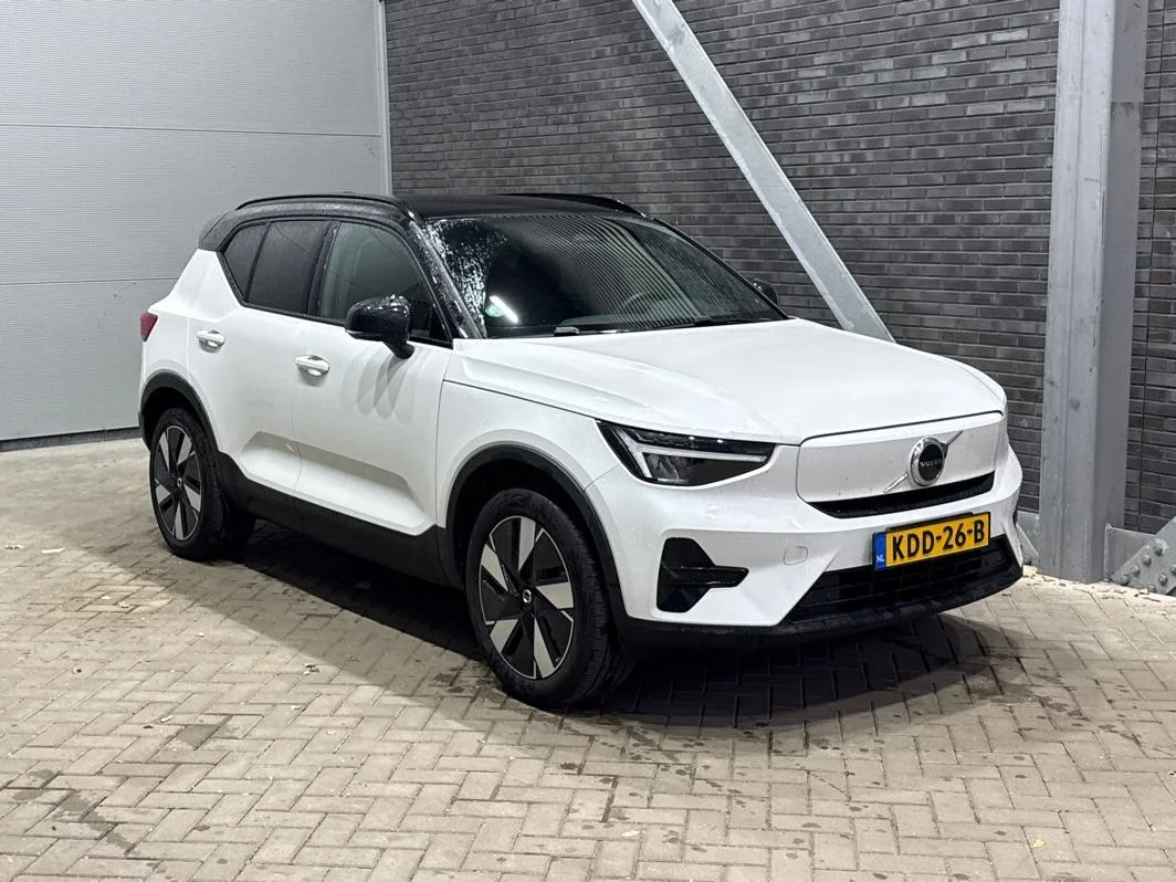 Volvo XC40 (2025) — foto 1