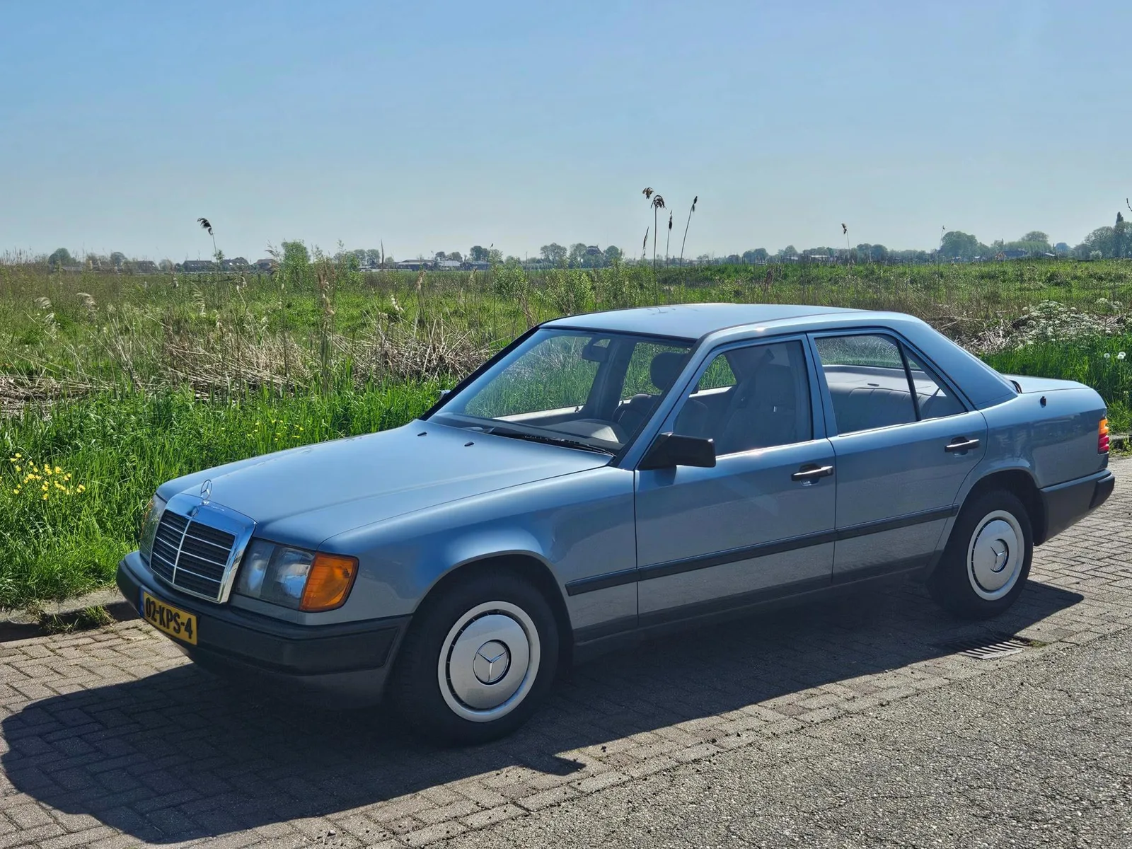 Mercedes-Benz 200-Serie (1985) — foto 1