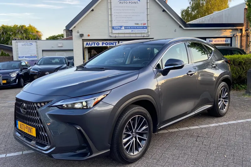Lexus NX (2024)