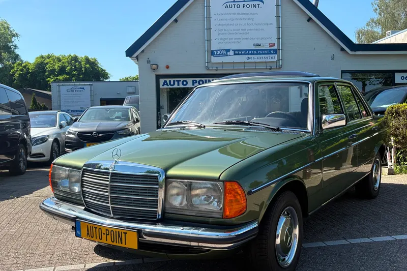 Mercedes-Benz 200-280 (1980)