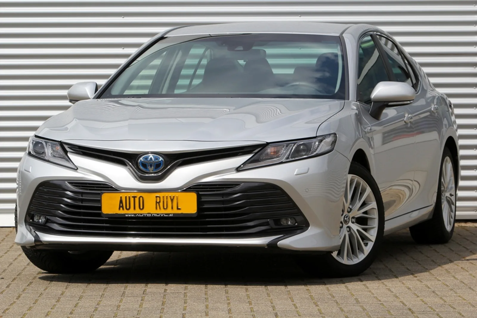 Toyota Camry (2019) — foto 1