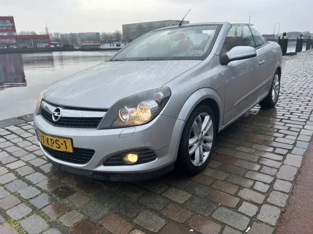 Opel Astra (2010) — foto 1