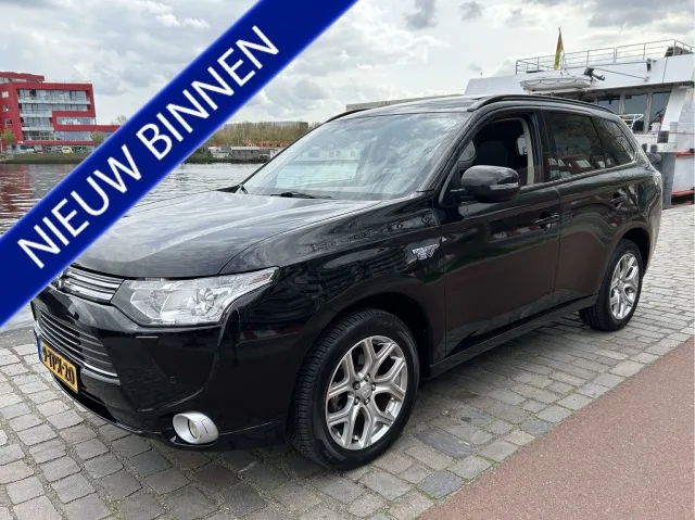 Mitsubishi Outlander (2014) — foto 1