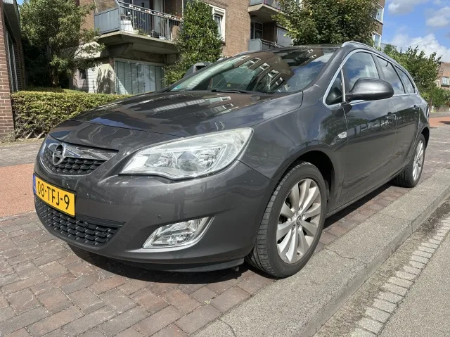 Opel Astra (2012) — foto 1