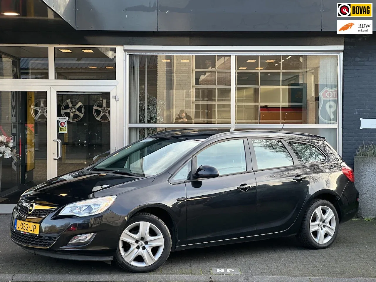 Opel Astra (2011) — foto 1