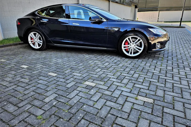 Tesla Model S (2015)