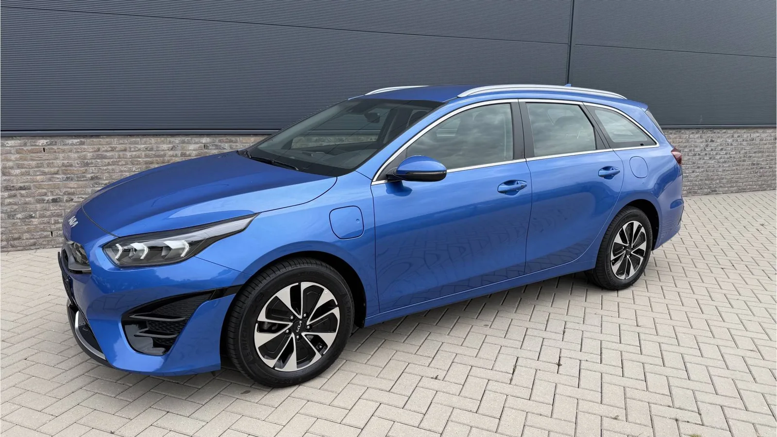 Kia Ceed Sportswagon (2023) — foto 1