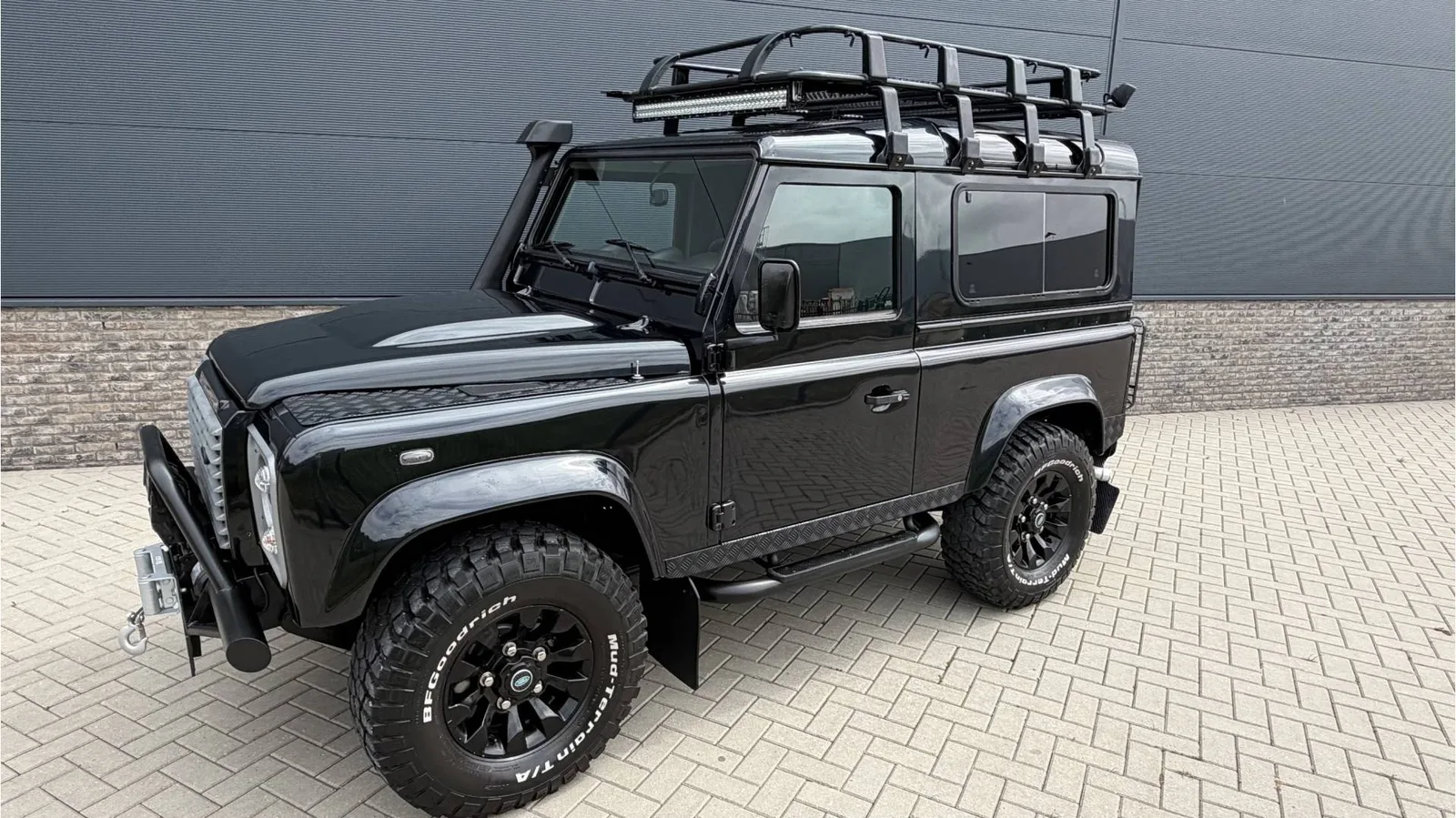 Land Rover Defender (2011) — foto 1