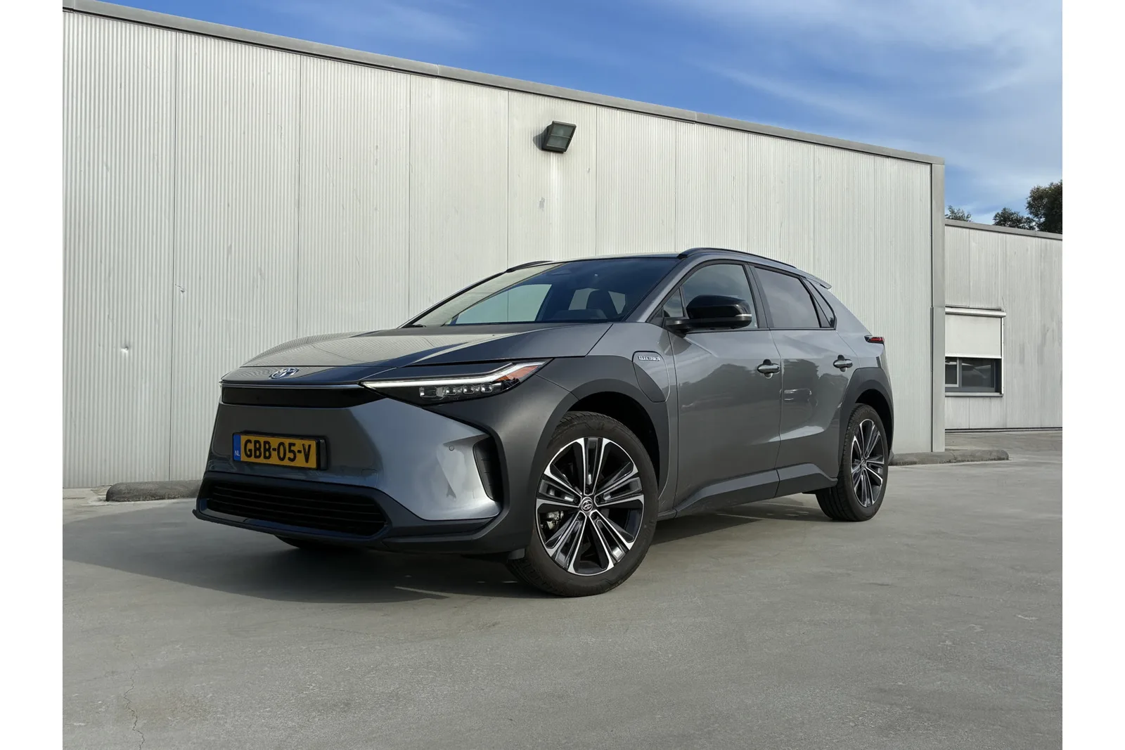 Toyota bZ4X (2024) — foto 1