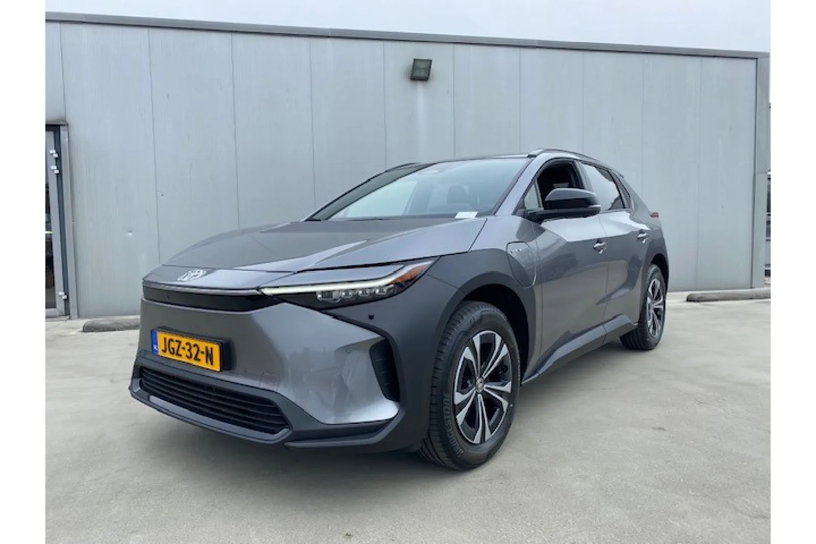 Toyota bZ4X (2025) — foto 1