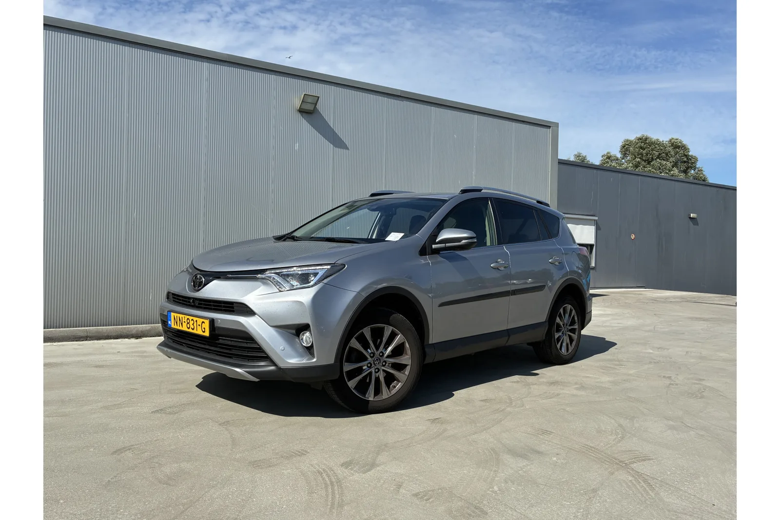Toyota RAV4 (2017) — foto 1