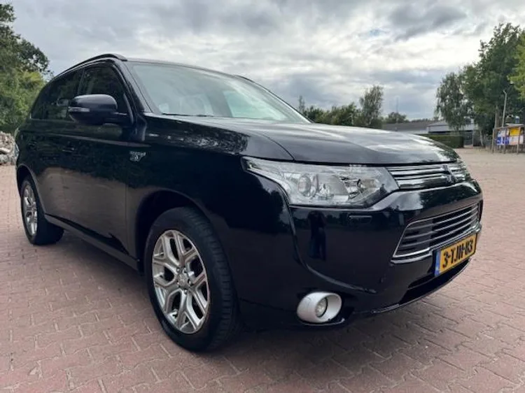 Mitsubishi Outlander (2014) — foto 1